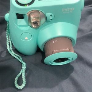 Mini Instax camera it works great it’s teal.